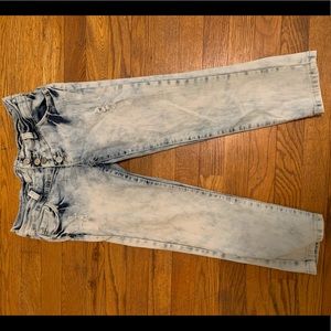 Light wash capris